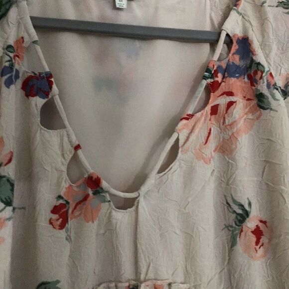 LUCKY BRAND Crepe-Peplum Floral Cutout V-neck Top Size Medium - Picture 5 of 5